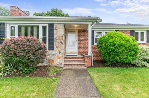 17 Golini Dr, Providence, RI 02919-2204