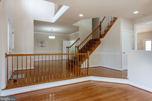 7337 Hooes Rd, Springfield VA 22152-3704 exterior