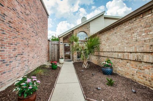 2924 Bend Dr, Dallas, TX 75229-2484