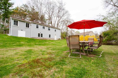132 Haverhill Rd, Salem NH  03079-1243 exterior