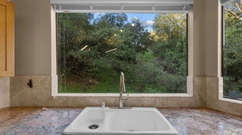 1942 Los Encinos Ave, Glendale CA  91208-2113 exterior