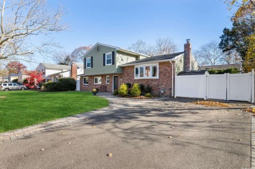 4 Culver Ct, Huntington Station, NY 11747-1624