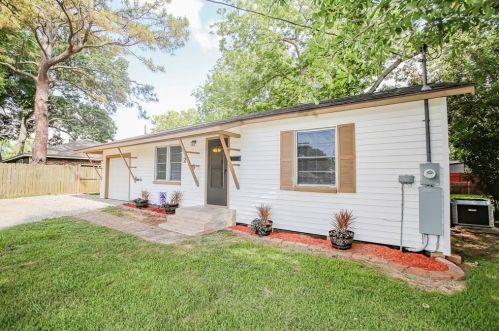 214 Gulf Dr, West Columbia, TX 77486-3829
