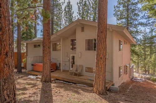 358 Skidder Trl, Truckee CA  96161-3928 exterior
