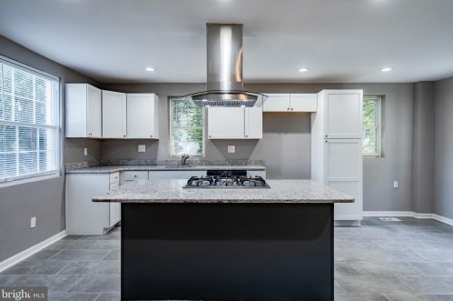 156 Riverview Dr, New Castle DE  19720-2732 exterior