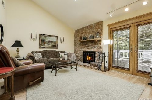 11 Remsen Ct, Mount Sinai NY  11766-1603 exterior