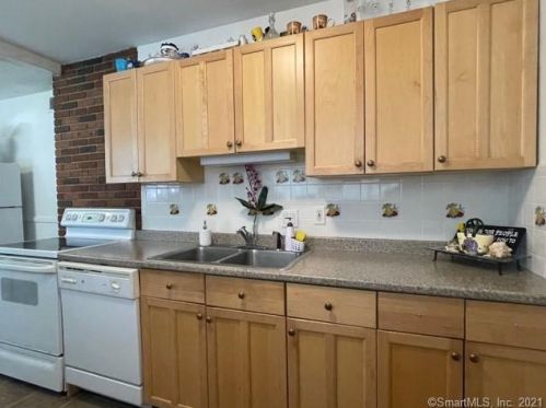 18 Plymouth Ave, Groton, CT 06340-3816