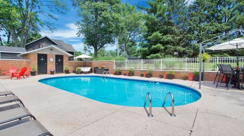 490 Lakeshore Dr, Hebron, OH 43025-9711
