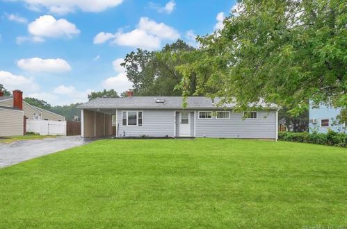 41 Greenfield Dr, Windsor Locks, CT 06096-2625
