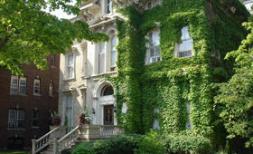 1135 Cass St, Milwaukee WI  53202-3351 exterior