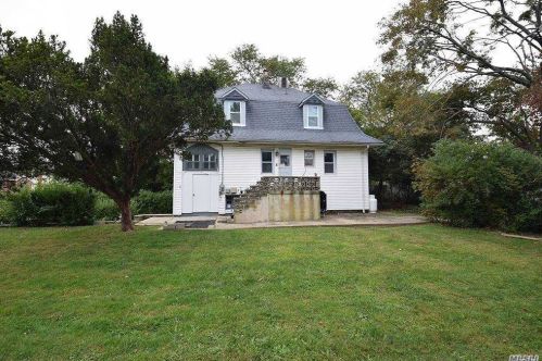 49 Gladys St, North Lindenhurst NY  11757-1202 exterior