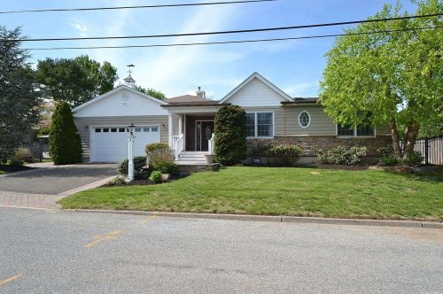 3 La Salle Ln, San Remo, NY 11754-4415
