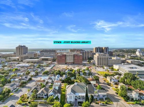 810 Winnie St, Galveston TX 77550-5133 exterior