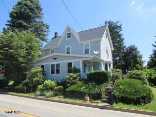407 Overlook Dr, Hollidaysburg, PA 16648-2727