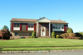 7 West Dr, Fairfield, NJ 07004-1424