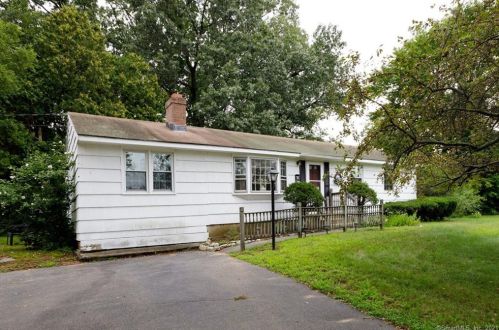 5 Heather Ln, Windsor Locks, CT 06096-2644