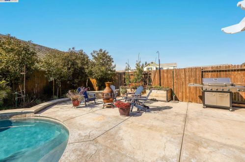 1611 Red Pheasant Ln, Manteca CA  95337 exterior