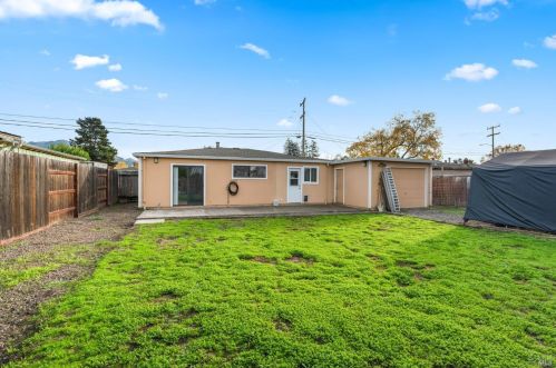 971 Santa Ana Dr, Santa Rosa, CA 95404-6135