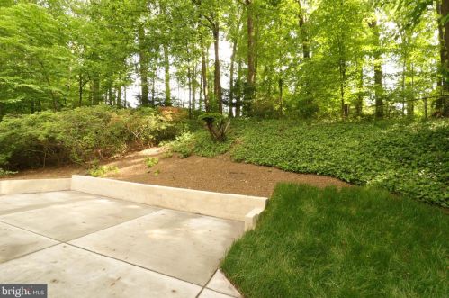7816 Glenister Dr, Springfield VA  22152-2006 exterior