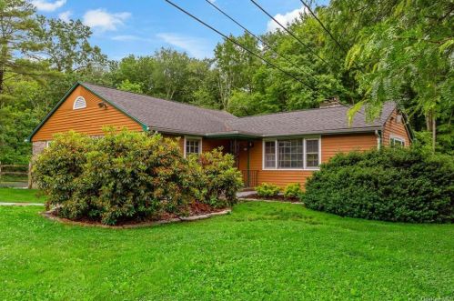 2751 Quaker Church Rd, Yorktown Hgts NY  10598-3346 exterior