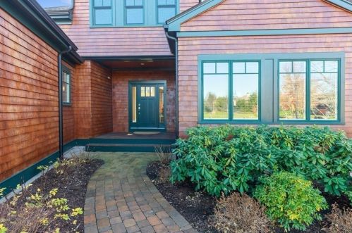 28 Raynor Dr, Hingham, MA 02043-4882