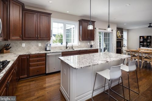 15909 Paynes Farm Dr, Haymarket VA  20169-8123 exterior