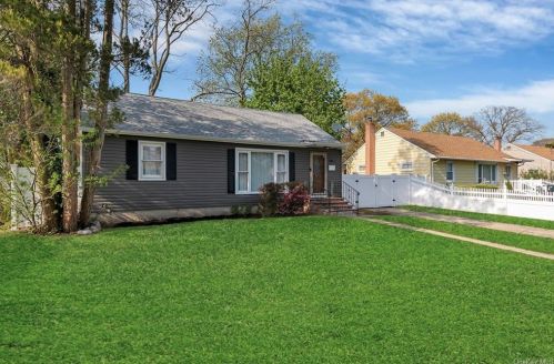183 Booker Ave, Wheatley Heights, NY 11798-4523