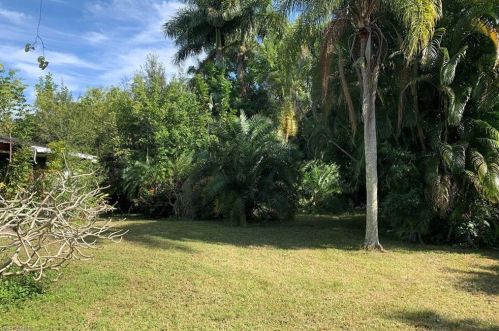 560 Rudder Rd, Naples, FL 34102-5039