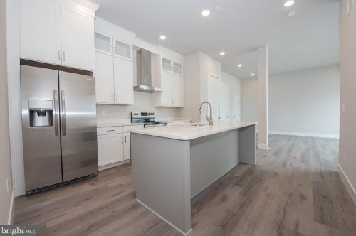 907 Leland St, Philadelphia, PA 19130-2102