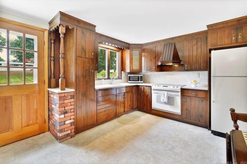 57 Keeney St, Manchester CT 06040-6426 exterior