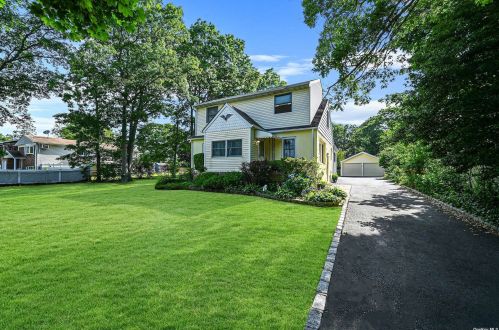 1397 Saxon Ave, Bayshore, NY 11706-4737