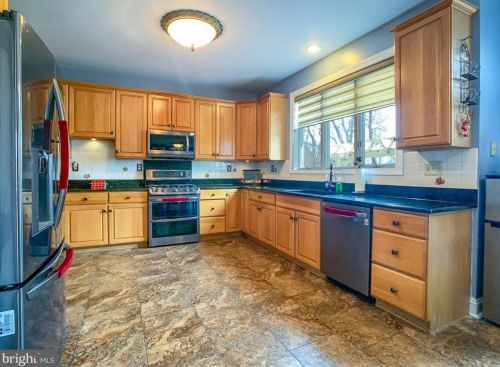 32 Sunrise Ct, Southampton PA 18966-1981 exterior