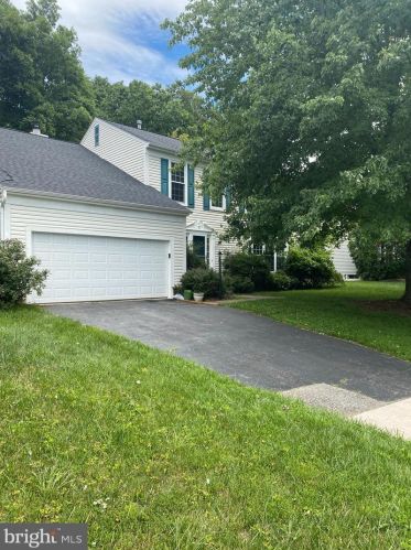 13113 Holly Leaf Ct, Woodbridge VA  22192-3827 exterior