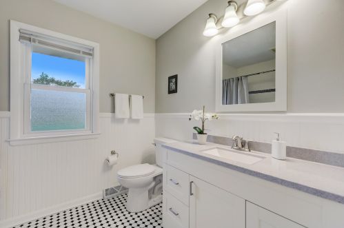 10043 Greenview Dr, Thiensville WI  53092-5749 exterior