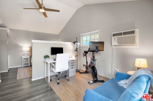 15027 Hartland St, Van Nuys CA  91405-3714 exterior