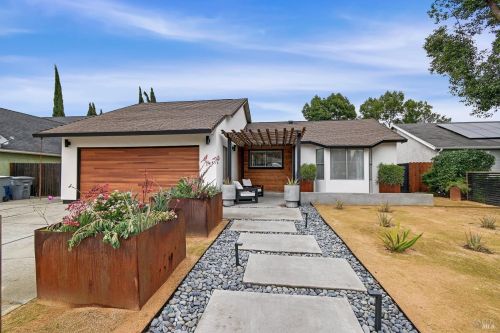 403 Temple Dr, Vacaville CA  95687-5146 exterior