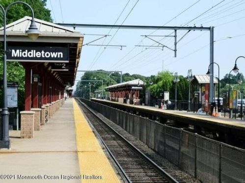 33 Pelican Rd, Middletown NJ  07748-3237 exterior