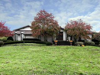 4 Farmcrest Dr, Cecil, PA 15321-1152