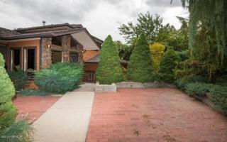 911 Coach Ct, Yakima, WA 98908-2452