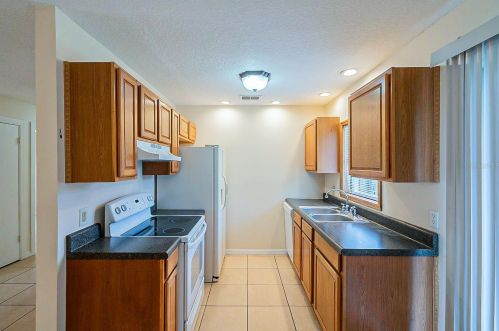 955 Cedar Cir, Tavares, FL 32778-4439