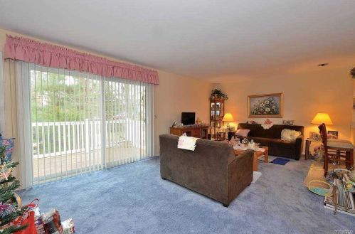 169 Cambridge Dr, Copiague, NY 11726-3242