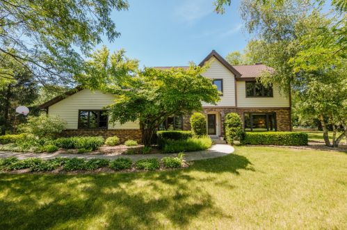 200 Summit Moors Dr, Oconomowoc, WI 53066-8749