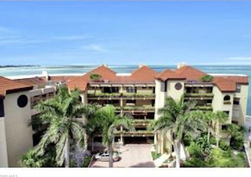 601 La Peninsula Blvd, Naples, FL 34113-4042