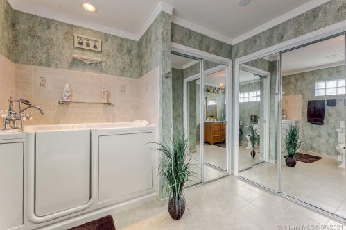 7440 Twin Sabal Dr, Hialeah FL  33014-2529 exterior