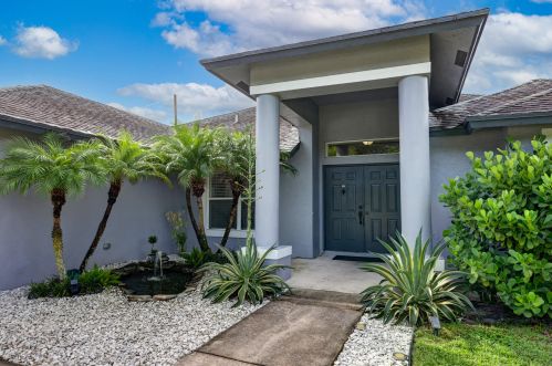 912 Paar Dr, Fort Pierce FL  34953-5623 exterior