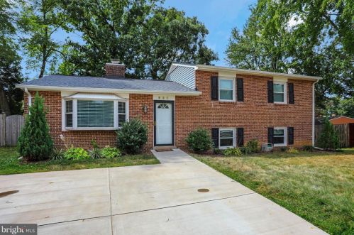 930 Longfellow Ct, Herndon, VA 20170-3627