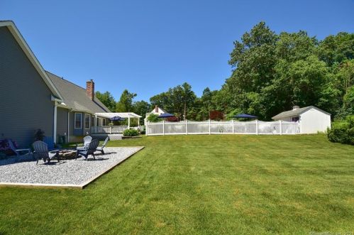 4 Lookout Lndg, Ellington CT  06029-2543 exterior