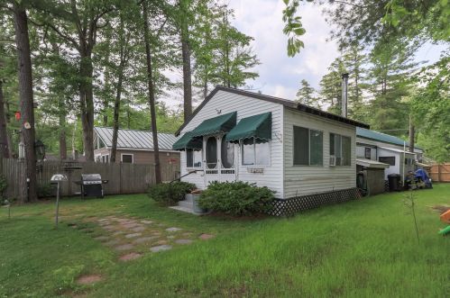 1013 Collettes Grv Rd, Derry NH 03038-5808 exterior