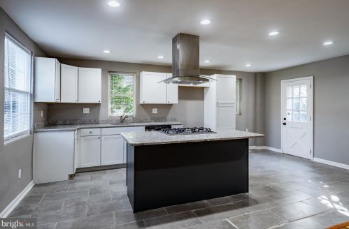 156 Riverview Dr, New Castle DE  19720-2732 exterior