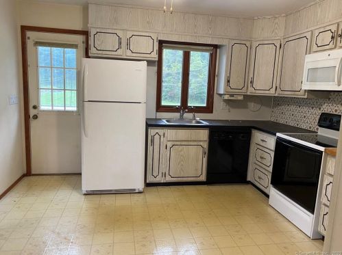 110 Cross Hl Rd, Upper Stepney CT 06468-2355 exterior